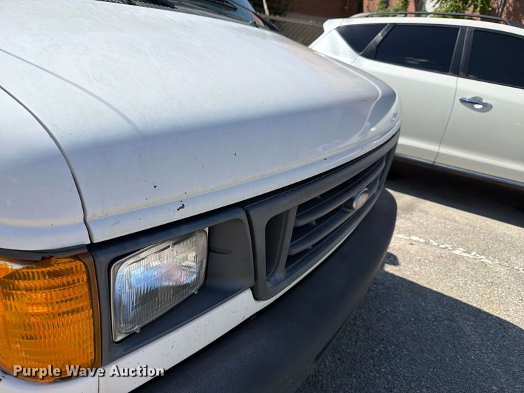image for item FB8892 2003 Ford E150 van