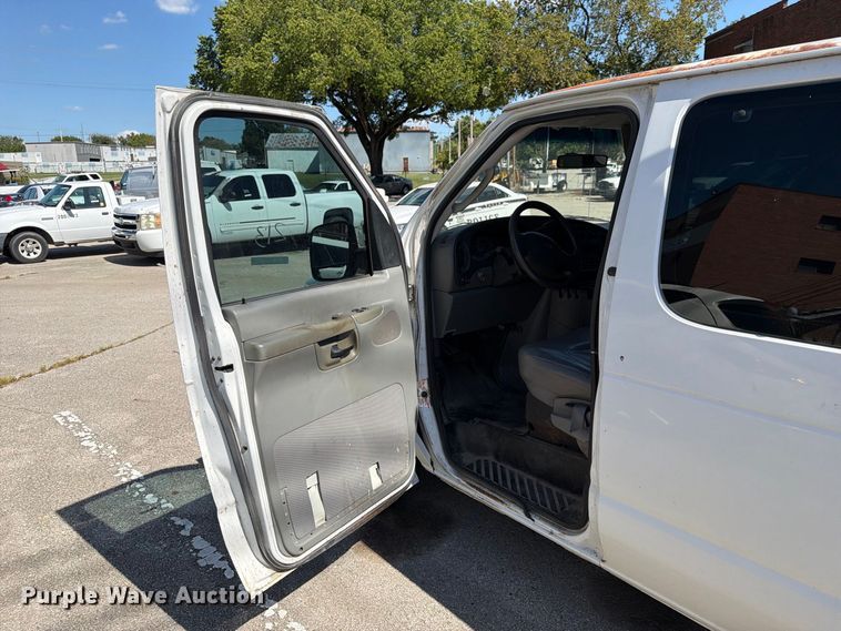 image for item FB8892 2003 Ford E150 van