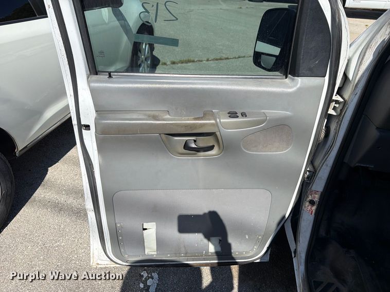 image for item FB8892 2003 Ford E150 van