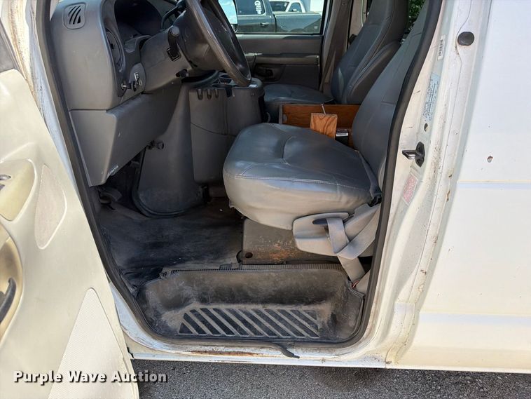 image for item FB8892 2003 Ford E150 van