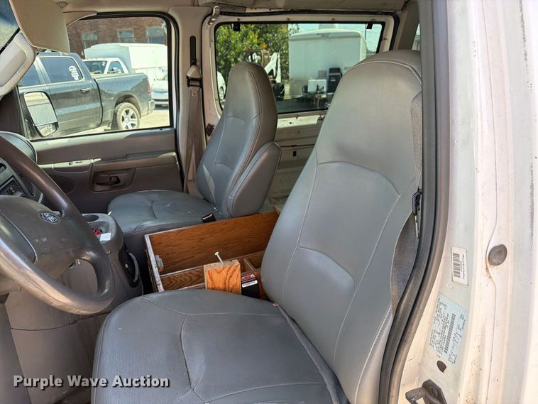 image for item FB8892 2003 Ford E150 van