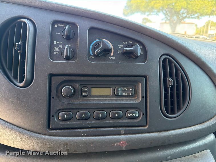 image for item FB8892 2003 Ford E150 van