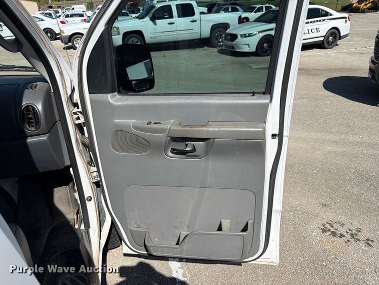 image for item FB8892 2003 Ford E150 van
