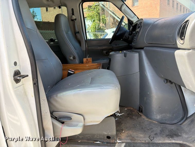 image for item FB8892 2003 Ford E150 van