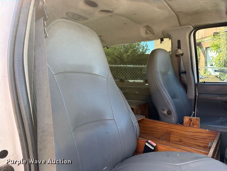 image for item FB8892 2003 Ford E150 van