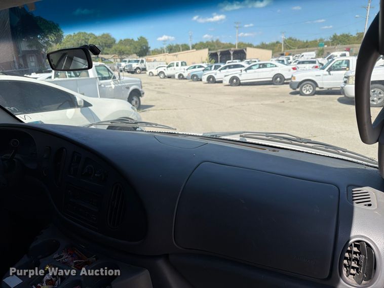 image for item FB8892 2003 Ford E150 van