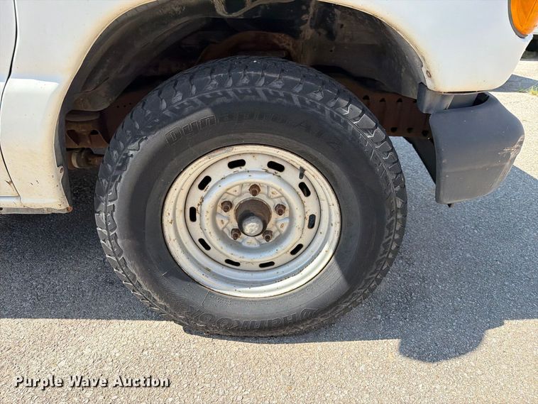 image for item FB8892 2003 Ford E150 van