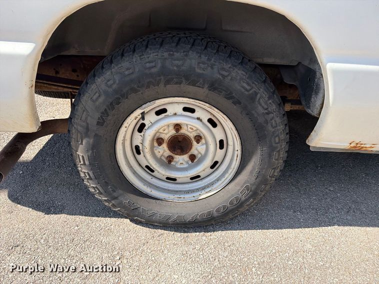 image for item FB8892 2003 Ford E150 van