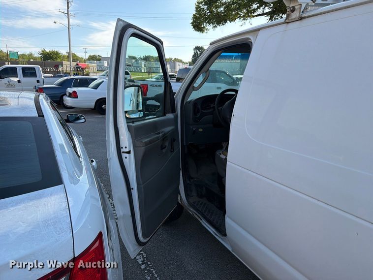 image for item FB8893 2008 Ford E350 van