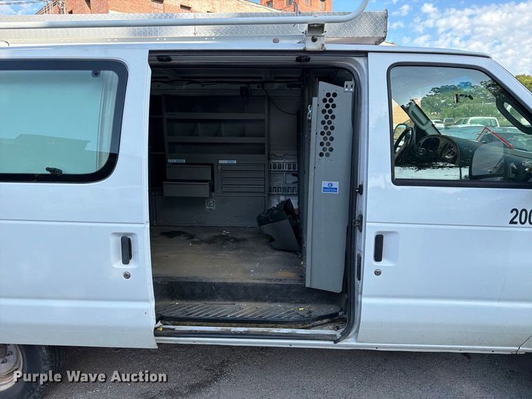 image for item FB8893 2008 Ford E350 van