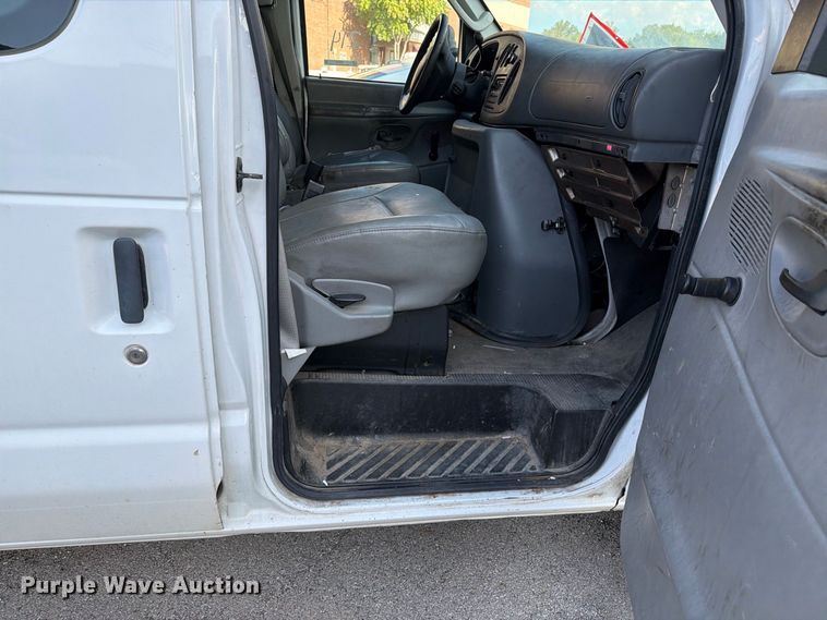 image for item FB8893 2008 Ford E350 van