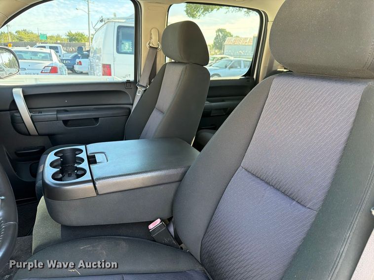 image for item FB8896 2010 Chevrolet Silverado 1500 Crew Cab pickup truck