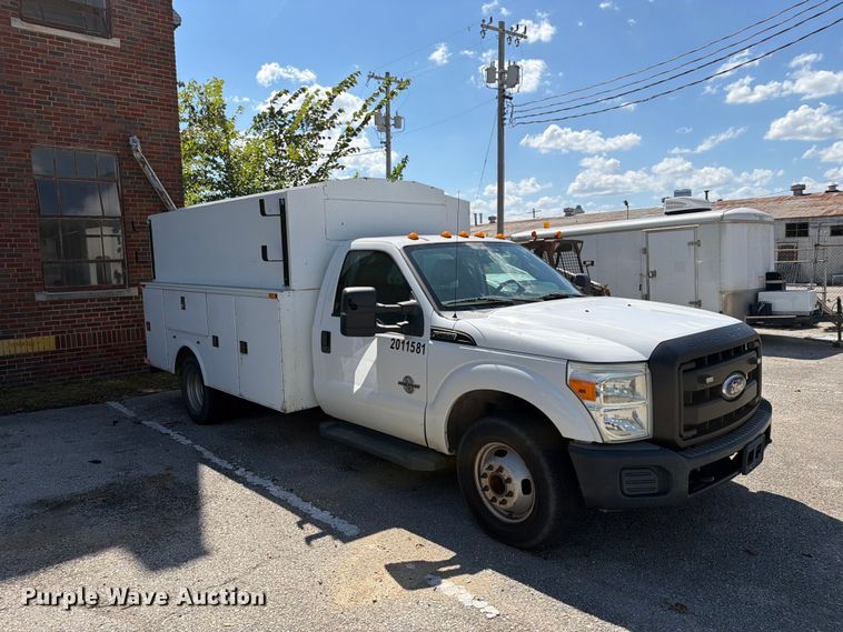 image for item FB8905 2011 Ford F350 Super Duty utility bed pickup truck