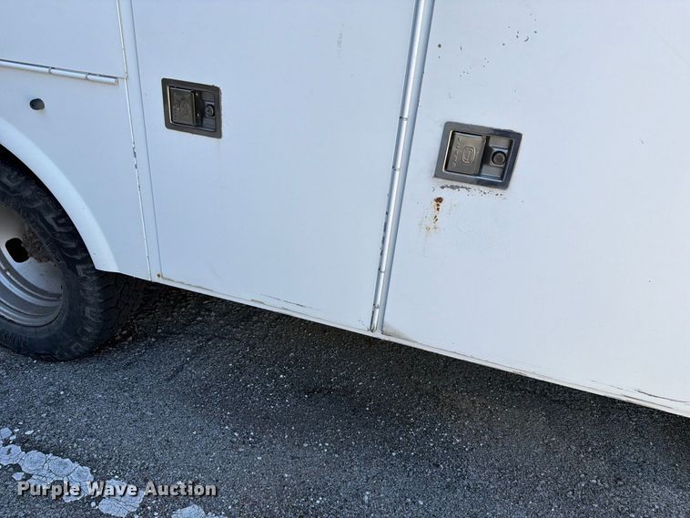 image for item FB8905 2011 Ford F350 Super Duty utility bed pickup truck