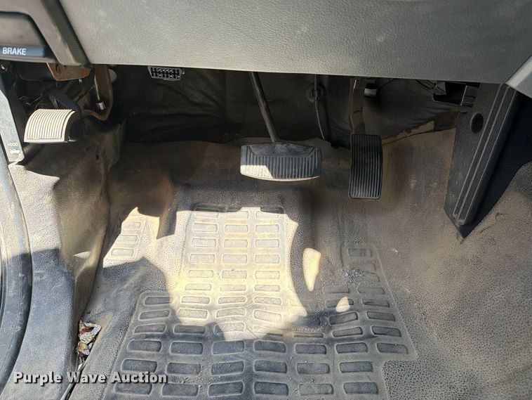 image for item FB8905 2011 Ford F350 Super Duty utility bed pickup truck