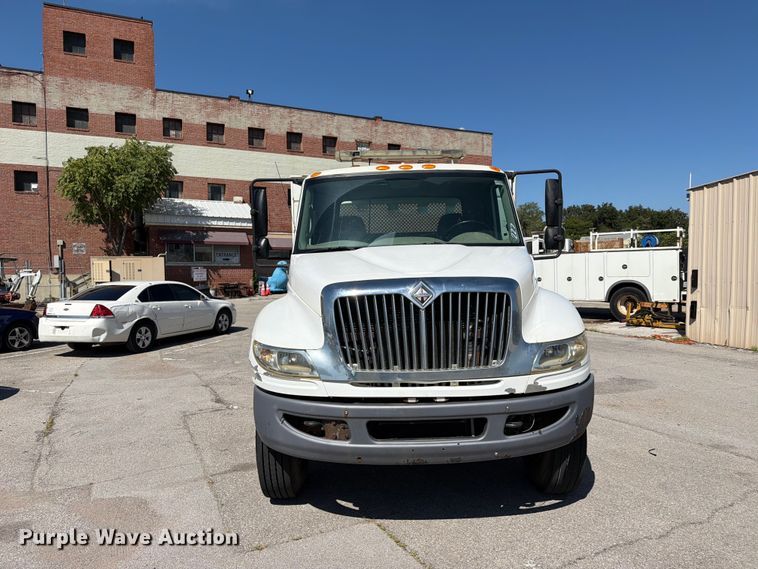 image for item FB8908 2009 International DuraStar 4400 flatbed truck