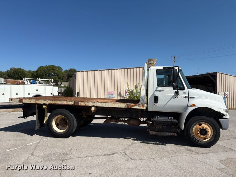 image for item FB8908 2009 International DuraStar 4400 flatbed truck