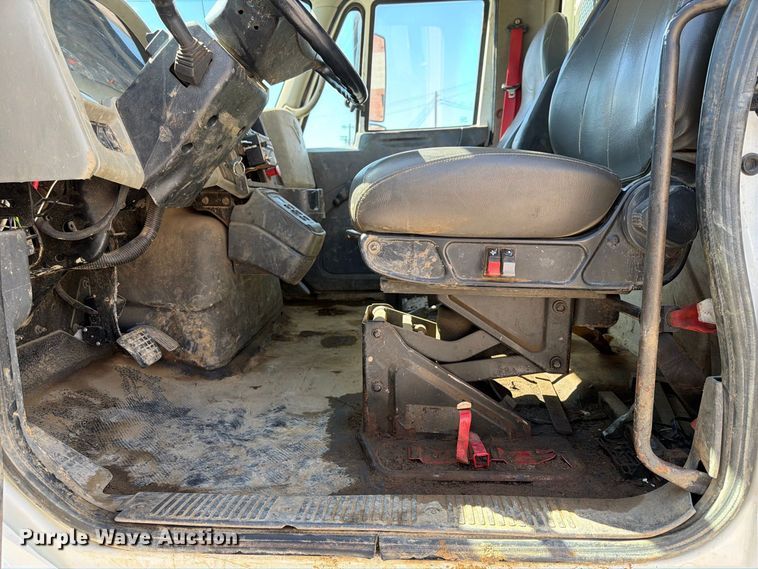 image for item FB8908 2009 International DuraStar 4400 flatbed truck