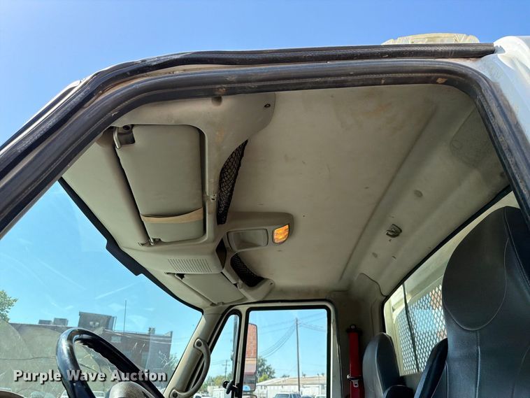 image for item FB8908 2009 International DuraStar 4400 flatbed truck