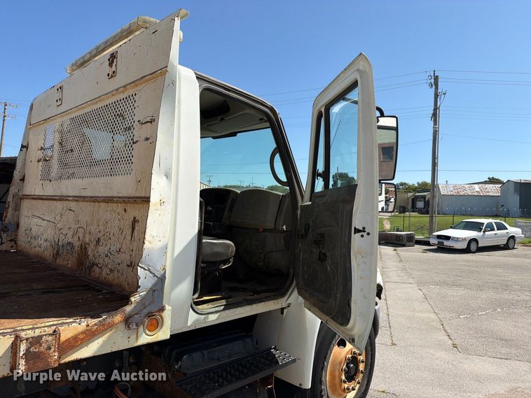 image for item FB8908 2009 International DuraStar 4400 flatbed truck
