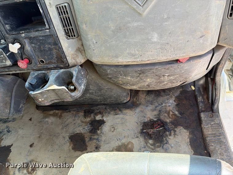 image for item FB8908 2009 International DuraStar 4400 flatbed truck