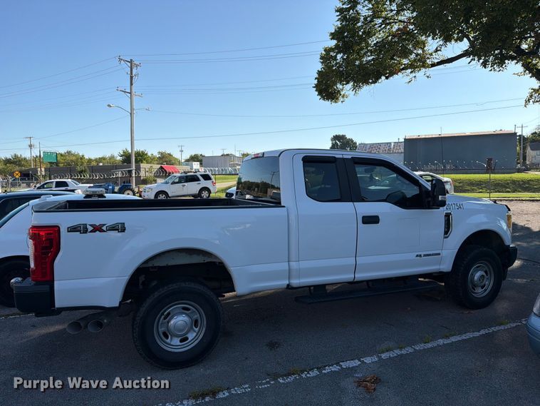 image for item FB8909 2017 Ford F250 Super Duty Ext. Cab pickup truck