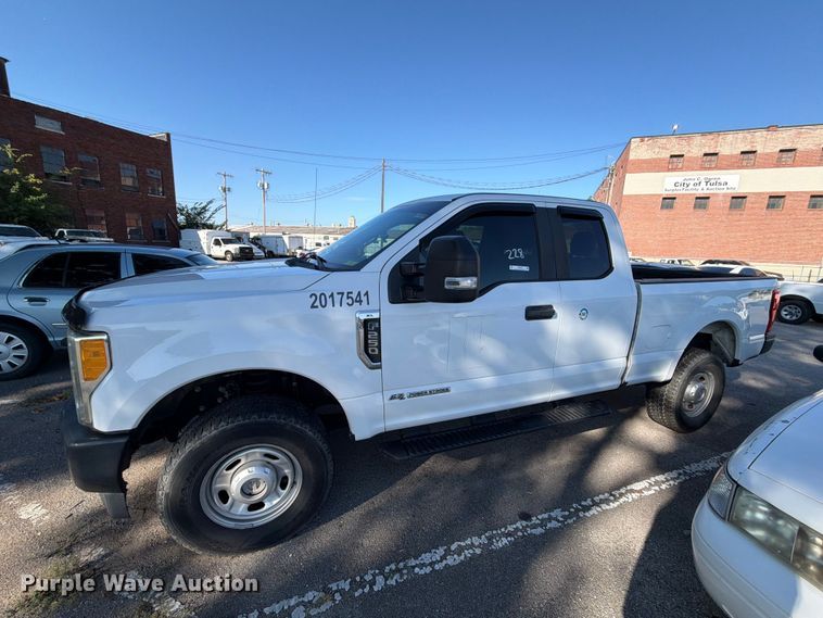 image for item FB8909 2017 Ford F250 Super Duty Ext. Cab pickup truck