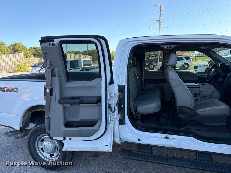 image for item FB8909 2017 Ford F250 Super Duty Ext. Cab pickup truck