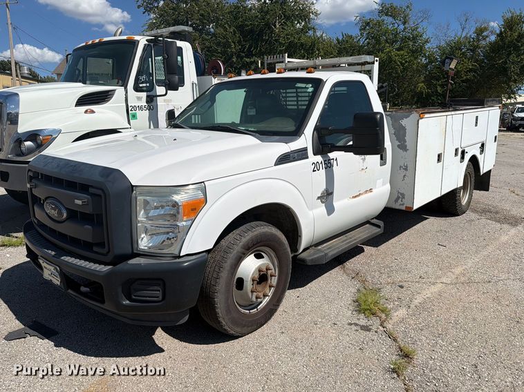 2015 Ford F350 Super Duty utility bed pickup truck