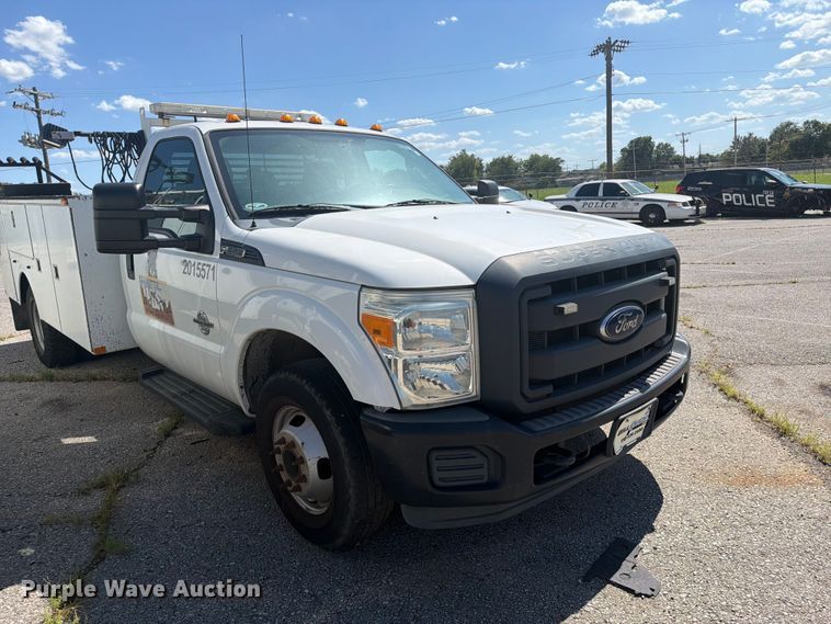 image for item FB8910 2015 Ford F350 Super Duty utility bed pickup truck
