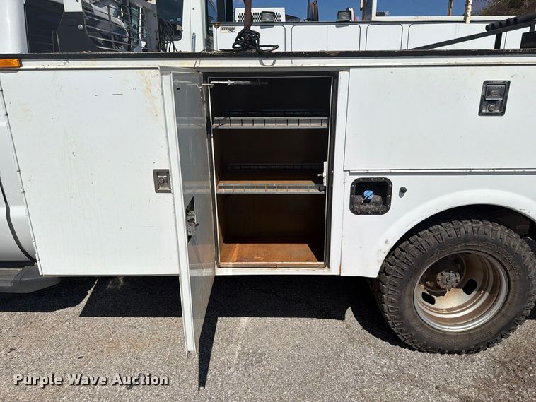 image for item FB8910 2015 Ford F350 Super Duty utility bed pickup truck