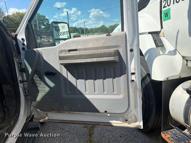 image for item FB8910 2015 Ford F350 Super Duty utility bed pickup truck