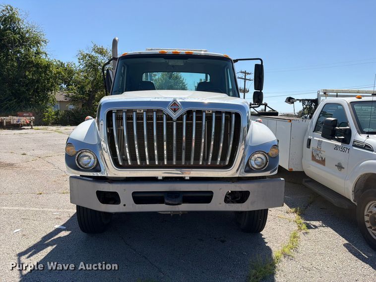 image for item FB8918 2016 International 7400 utility / service truck