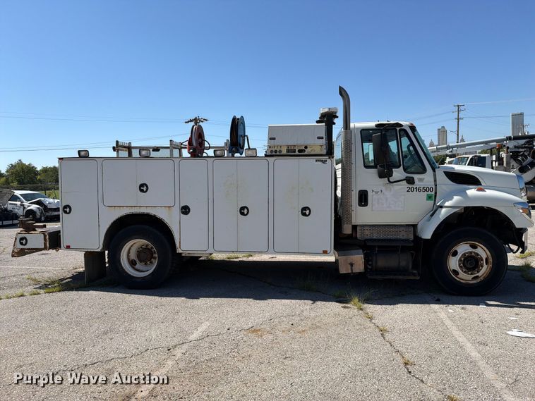 image for item FB8918 2016 International 7400 utility / service truck