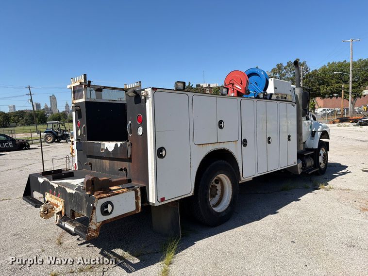 image for item FB8918 2016 International 7400 utility / service truck