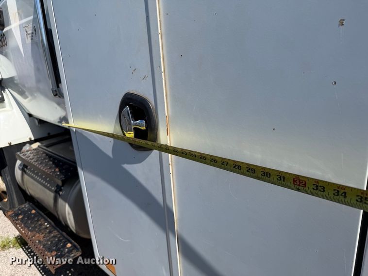 image for item FB8918 2016 International 7400 utility / service truck