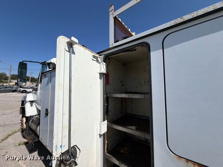 image for item FB8918 2016 International 7400 utility / service truck