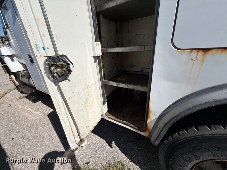 image for item FB8918 2016 International 7400 utility / service truck