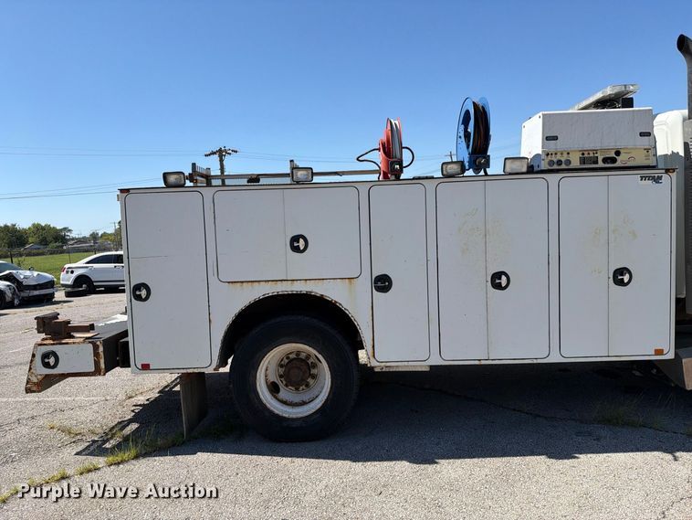 image for item FB8918 2016 International 7400 utility / service truck