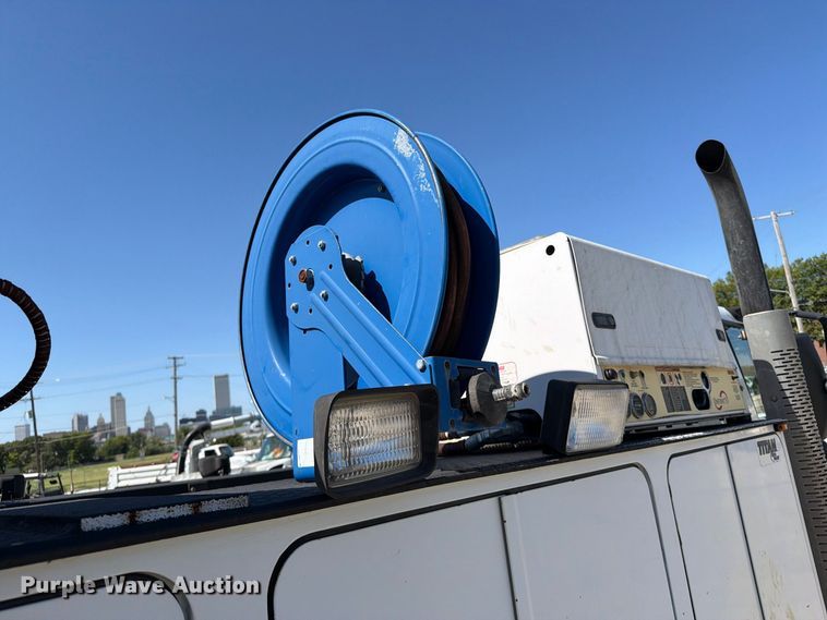 image for item FB8918 2016 International 7400 utility / service truck