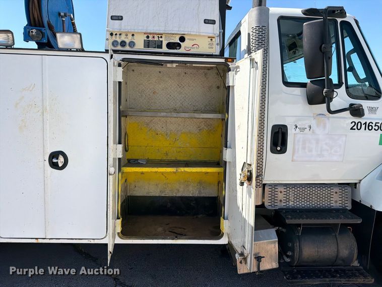 image for item FB8918 2016 International 7400 utility / service truck