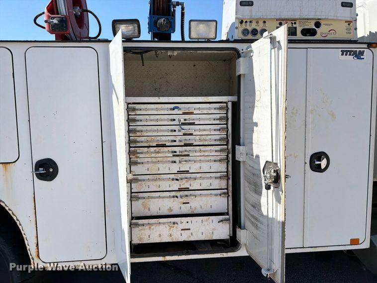 image for item FB8918 2016 International 7400 utility / service truck