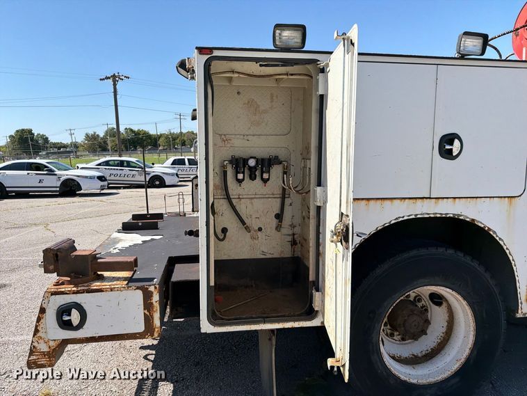 image for item FB8918 2016 International 7400 utility / service truck