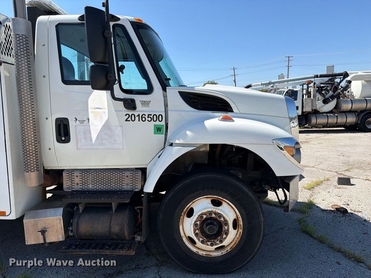 image for item FB8918 2016 International 7400 utility / service truck