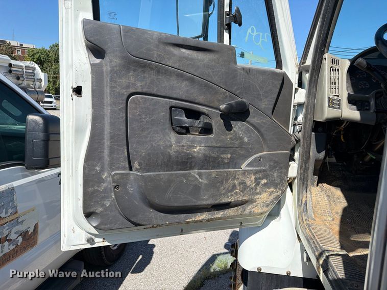 image for item FB8918 2016 International 7400 utility / service truck