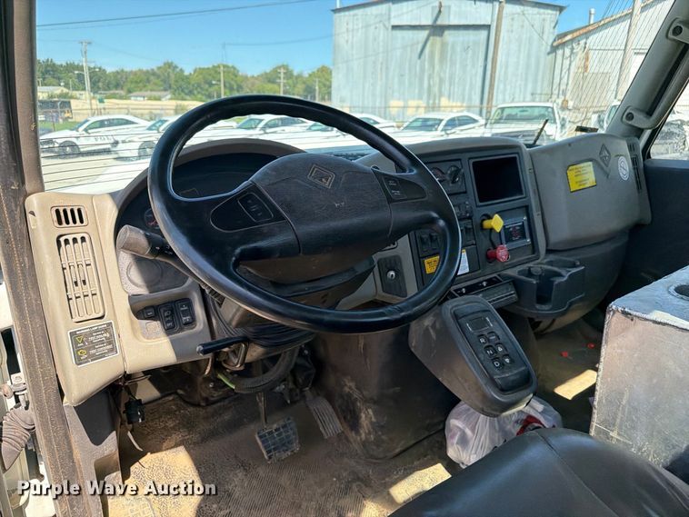 image for item FB8918 2016 International 7400 utility / service truck