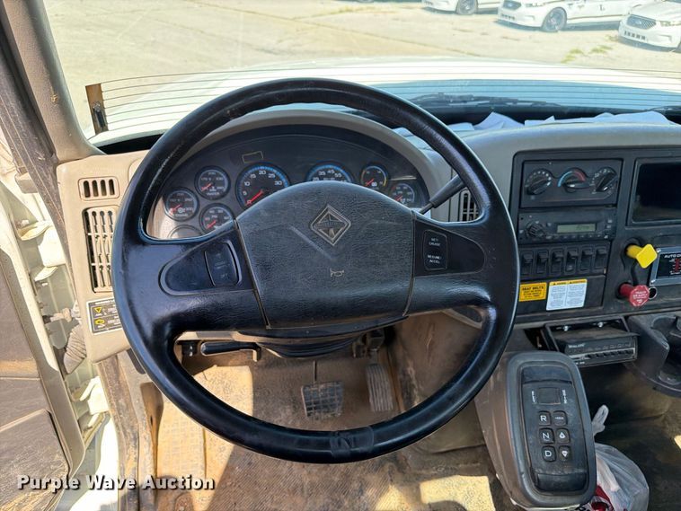 image for item FB8918 2016 International 7400 utility / service truck