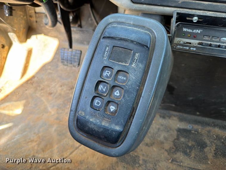 image for item FB8918 2016 International 7400 utility / service truck