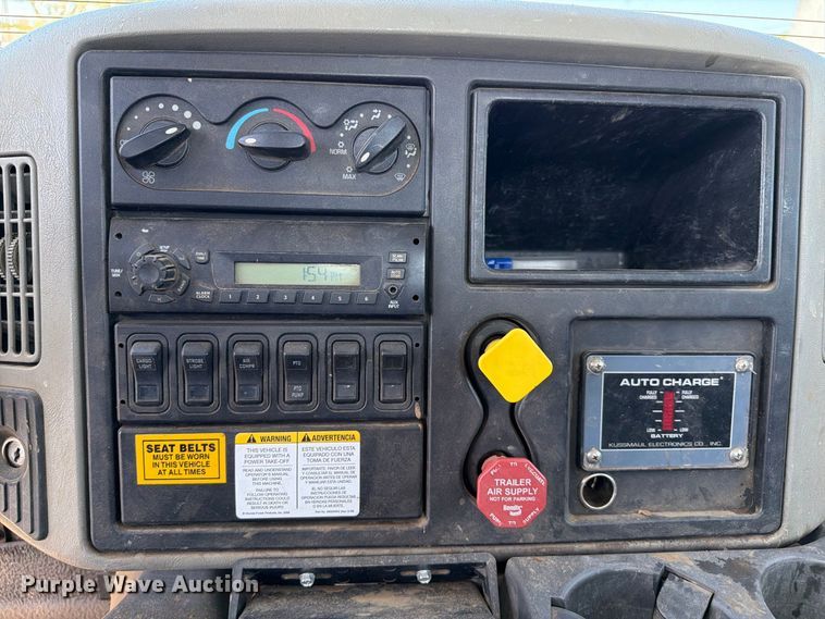 image for item FB8918 2016 International 7400 utility / service truck