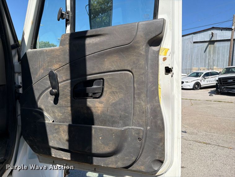 image for item FB8918 2016 International 7400 utility / service truck